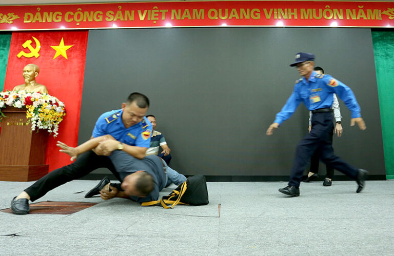 4 huấn luyện bắt tội phạm