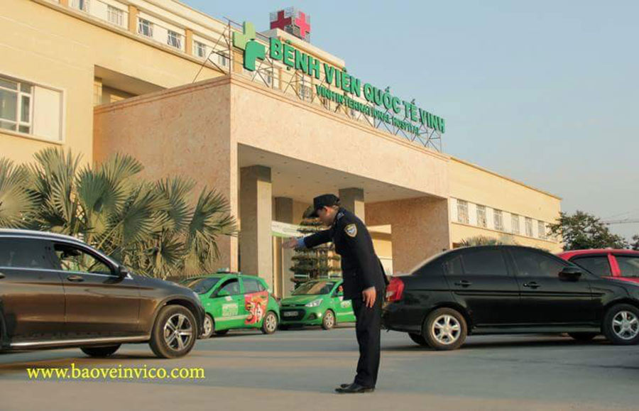 Dịch vụ bảo vệ bệnh viện uy tín của INVICO giúp đảm bảo an ninh trật tự, kiểm soát bãi xe và hỗ trợ bệnh nhân. Đội ngũ vệ sĩ chuyên nghiệp, đạt chuẩn ISO