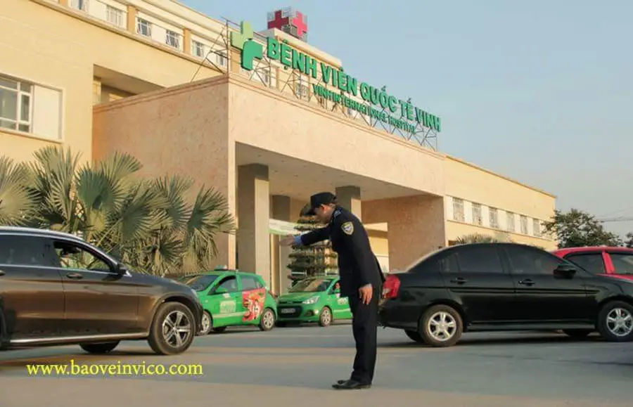 Dịch vụ bảo vệ bệnh viện uy tín của INVICO giúp đảm bảo an ninh trật tự, kiểm soát bãi xe và hỗ trợ bệnh nhân. Đội ngũ vệ sĩ chuyên nghiệp, đạt chuẩn ISO