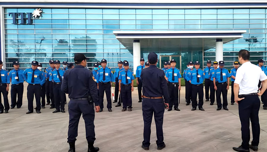 INVICO triển khai lực lượng bảo vệ chuyên nghiệp tại các khu công nghiệp, nhà máy với nhiệm vụ kiểm soát cổng ra vào, tuần tra an ninh và giám sát toàn bộ khu vực sản xuất.